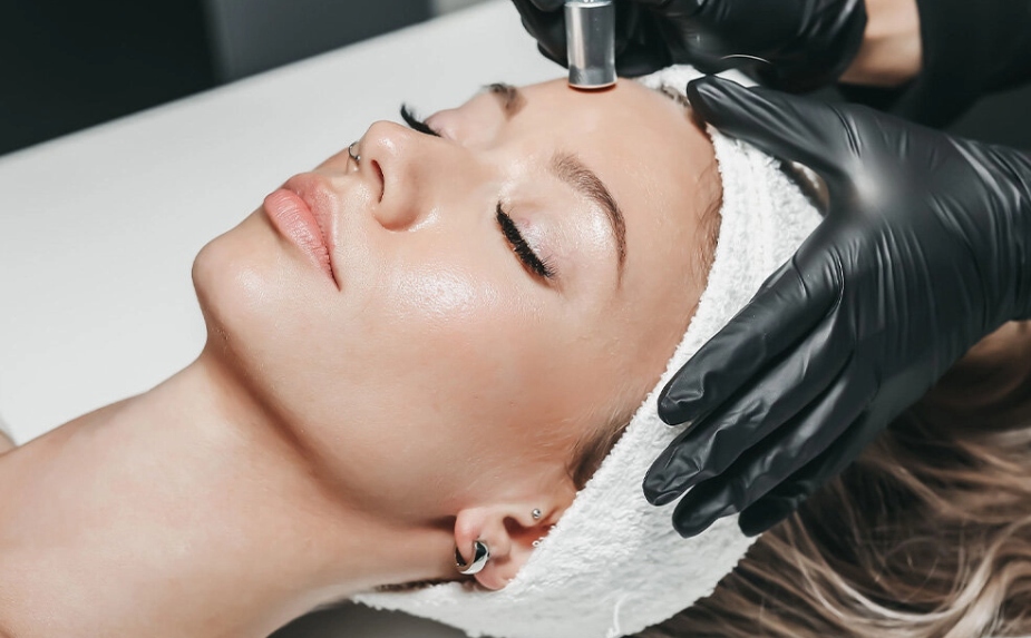 Woman doing microneedling treatment
